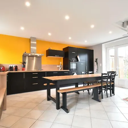 Feriehus Spacious In With Terrace Saint-Germain-sur-Ay