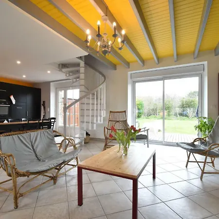 Spacious In With Terrace Feriehus Saint-Germain-sur-Ay